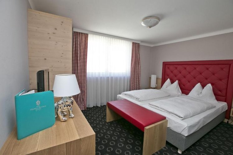 DOUBLE QUEEN SIZE BED Room