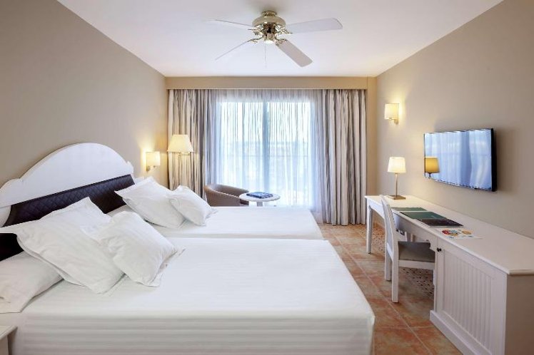 DOUBLE SUPERIOR POOL VIEW Room