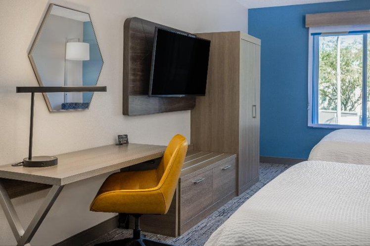 Holiday Inn Express & Suites Tampa-I-75