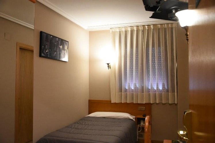 SINGLE STANDARD Room