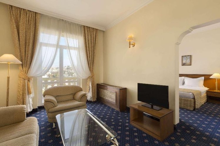 DOUBLE QUEEN SIZE BED Room