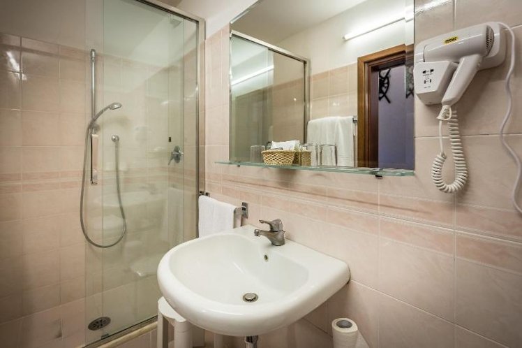 SINGLE STANDARD Room