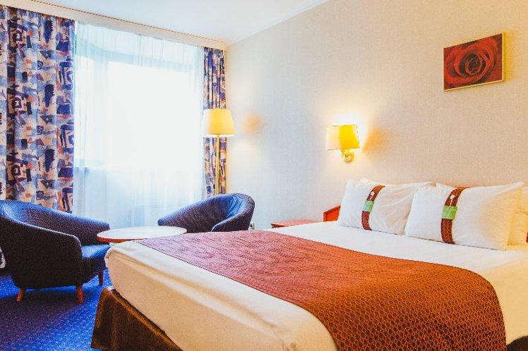DOUBLE QUEEN SIZE BED Room