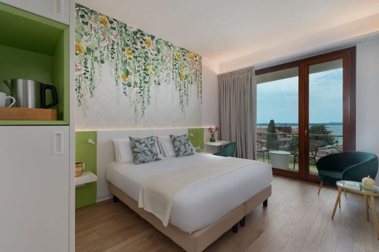 DOUBLE SUPERIOR LAKE VIEW Room