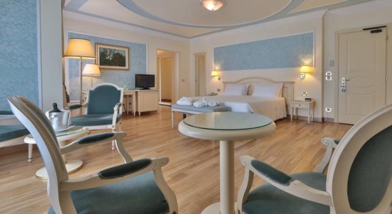 JUNIOR SUITE STANDARD Room