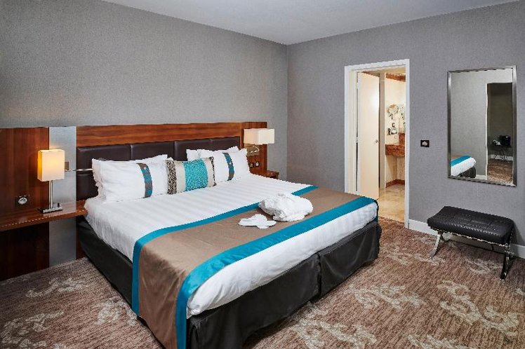 DOUBLE KING SIZE BED Room
