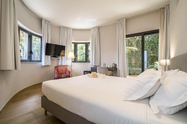DOUBLE PARTIAL SEA VIEW Room