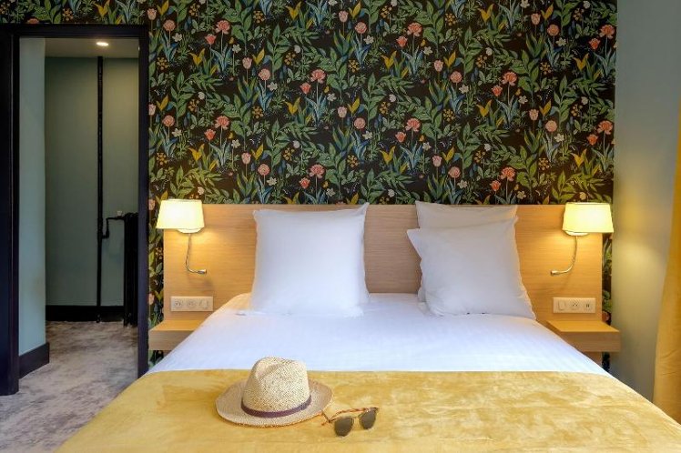 DOUBLE SUPERIOR QUEEN BED Room