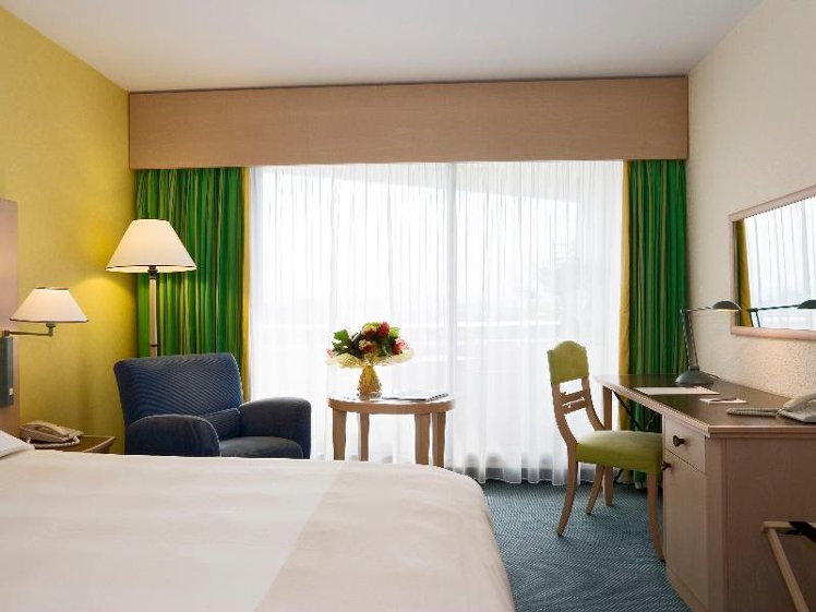 TRIPLE CLASSIC POOL VIEW Room