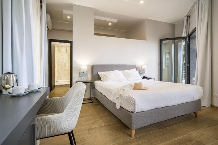 DOUBLE PARTIAL SEA VIEW Room