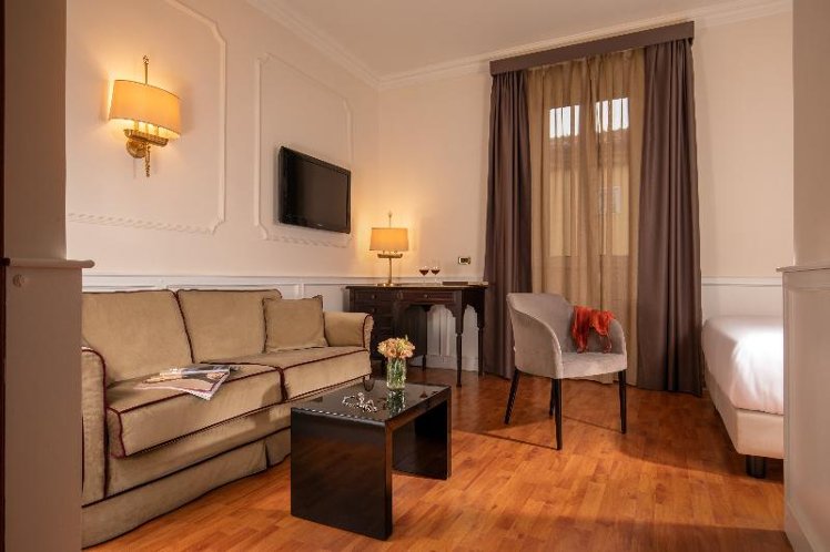 TRIPLE STANDARD Room