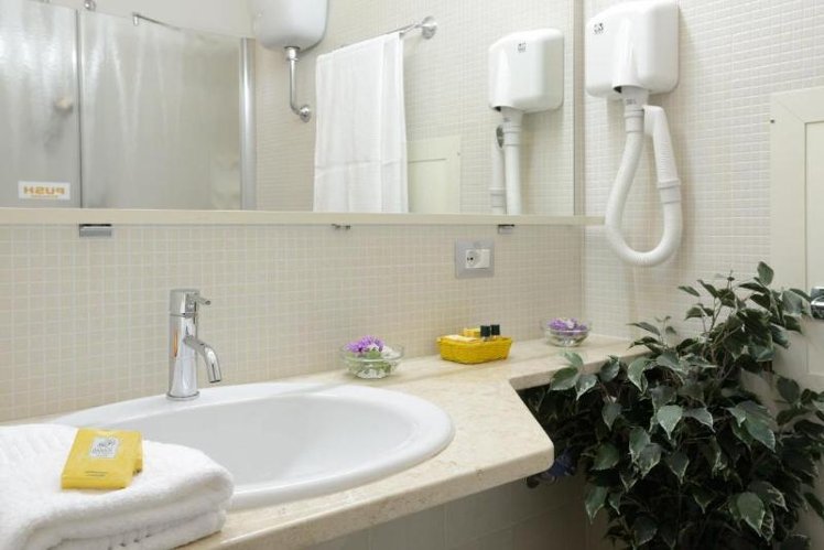 TRIPLE STANDARD Room