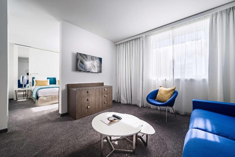 JUNIOR SUITE QUEEN SIZE BED Room