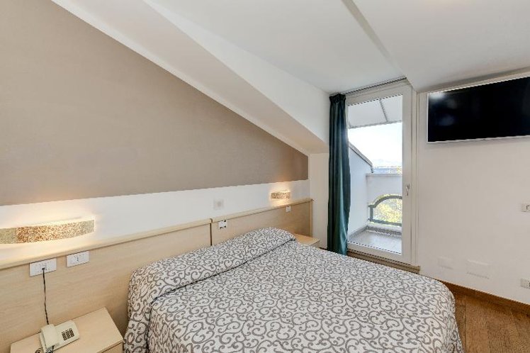 QUADRUPLE LAKE VIEW Room