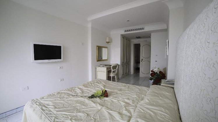 DOUBLE QUEEN SIZE BED Room