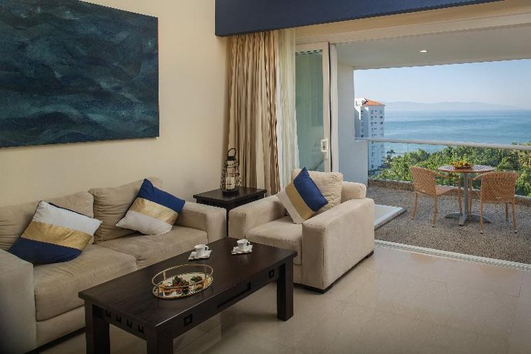 JUNIOR SUITE OCEAN VIEW KING BED Room