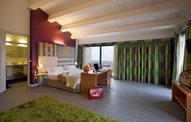 JUNIOR SUITE STANDARD Room