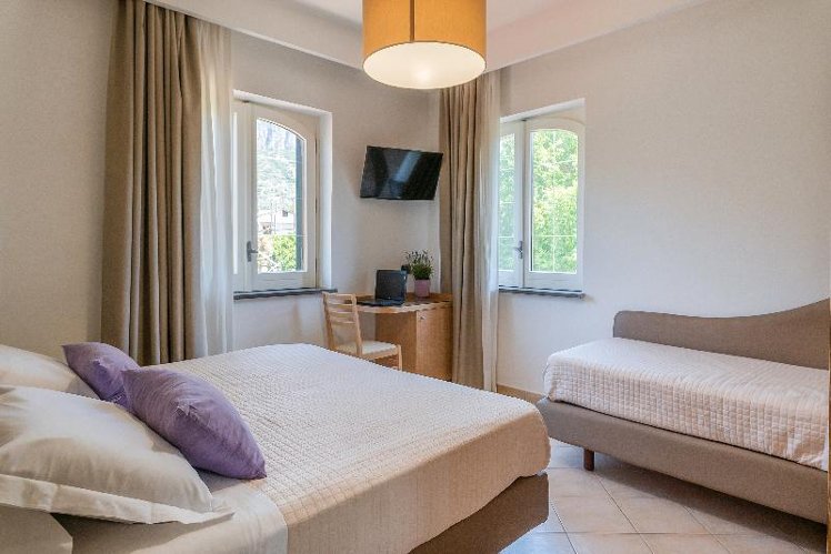TRIPLE GARDEN VIEW Room