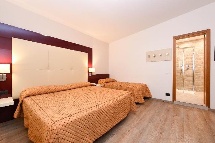 TRIPLE STANDARD Room