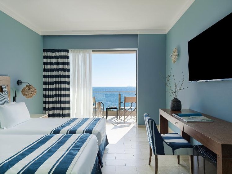 TRIPLE SEA FRONT Room