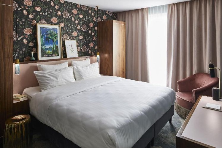 DOUBLE QUEEN SIZE BED Room