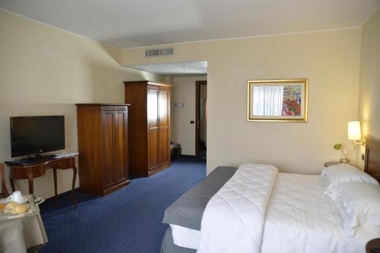 QUADRUPLE TWO BEDS Room