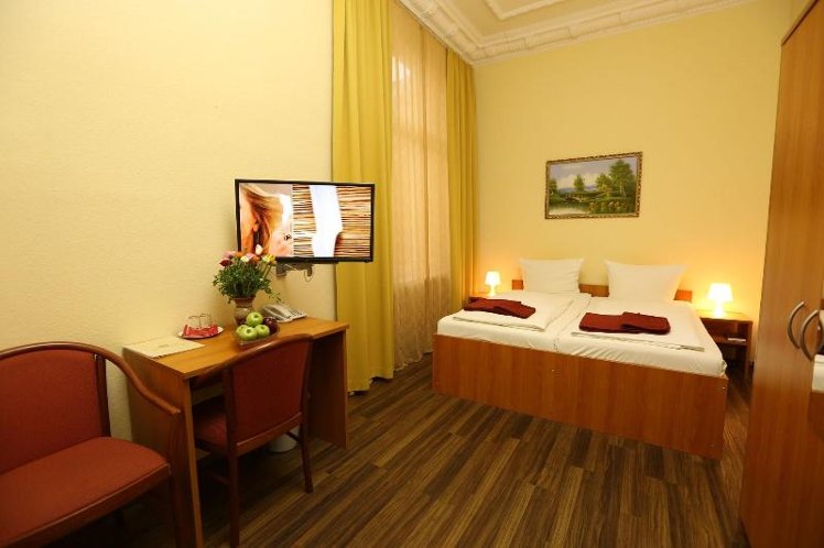 DOUBLE QUEEN SIZE BED Room
