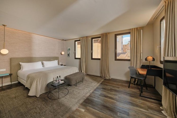 JUNIOR SUITE STANDARD Room