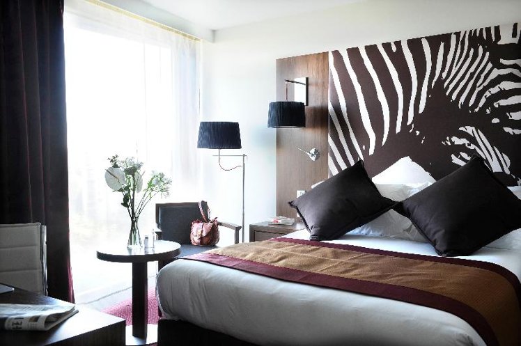 DOUBLE BUSINESS QUEEN BED Room