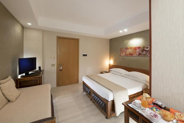 DOUBLE QUEEN SIZE BED Room