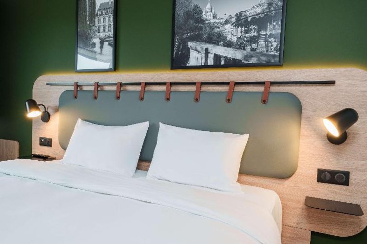 DOUBLE QUEEN SIZE BED Room