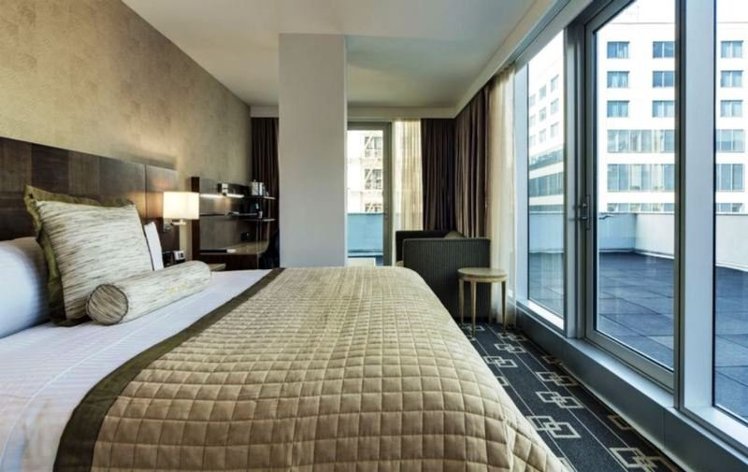 DOUBLE QUEEN SIZE BED Room