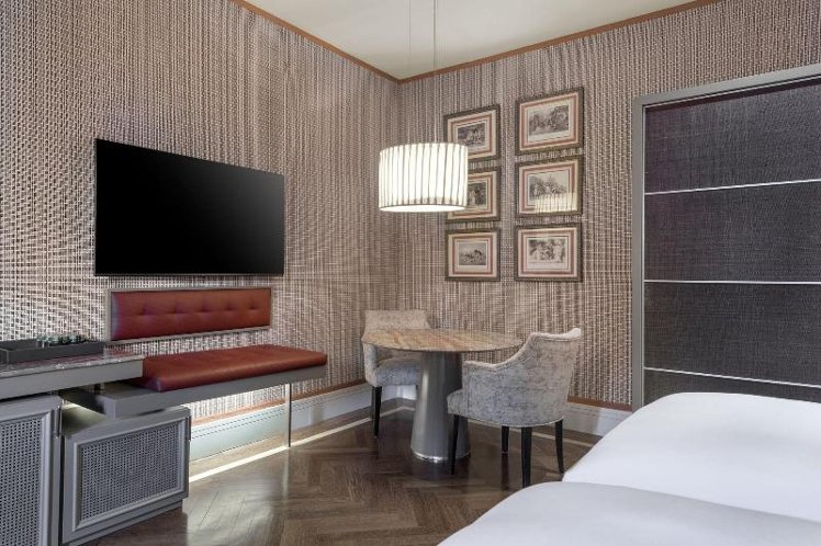 DOUBLE PREMIUM KING BED Room
