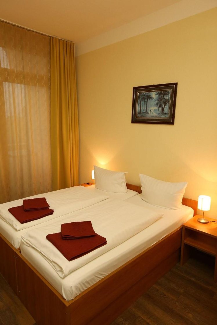 DOUBLE QUEEN SIZE BED Room