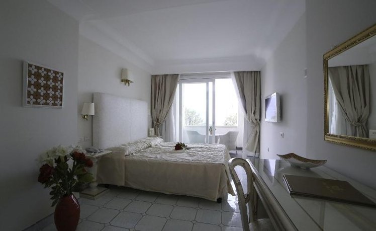 DOUBLE QUEEN SIZE BED Room