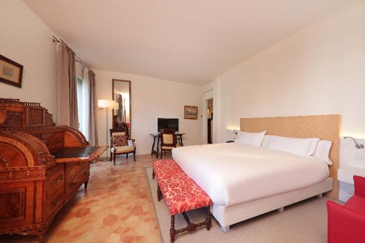 Double or Twin DELUXE Room