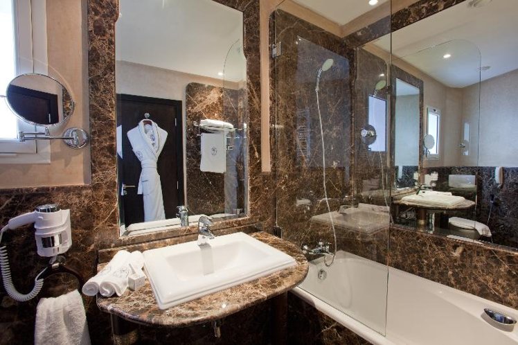 SUITE KING SIZE BED Room