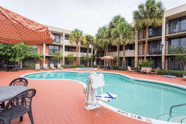 Days Inn & Suites by Wyndham Orlando Airport
