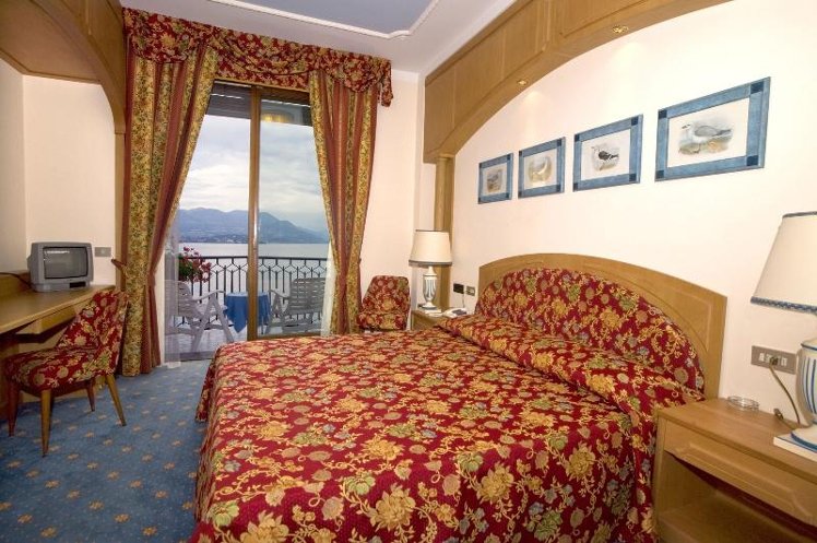 Double or Twin DELUXE LAKE VIEW Room