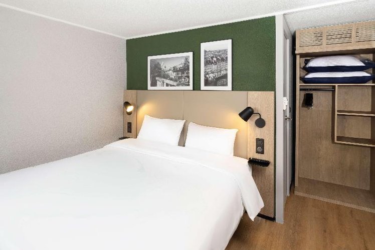 DOUBLE QUEEN SIZE BED Room