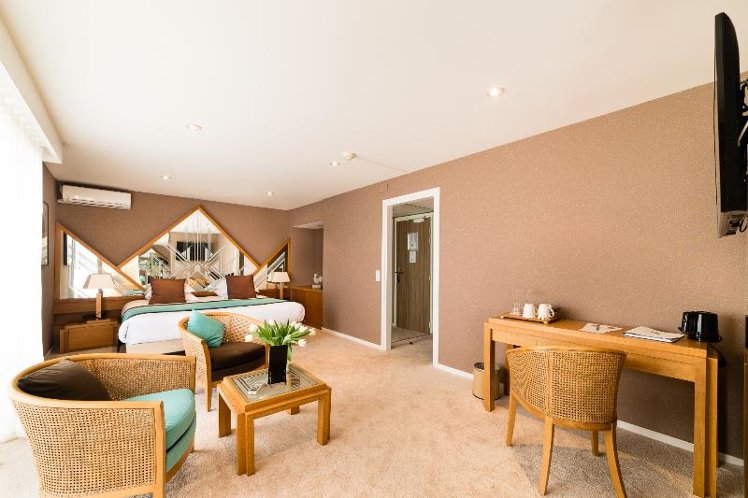 JUNIOR SUITE CITY VIEW Room