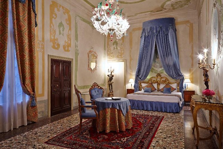 JUNIOR SUITE DELUXE Room