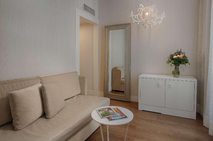 JUNIOR SUITE STANDARD Room