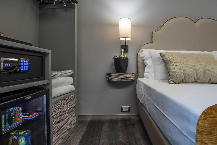DOUBLE SUPERIOR QUEEN BED Room