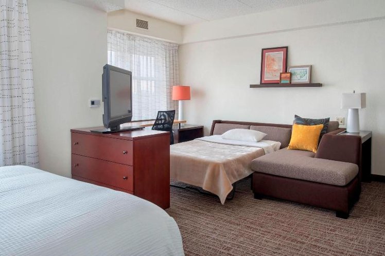 STUDIO QUEEN SIZE BED Room
