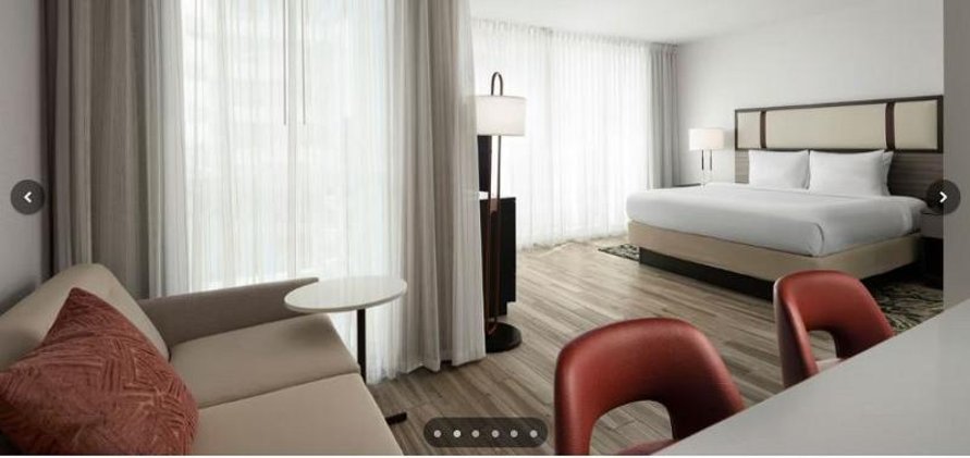 STUDIO KING SIZE BED Room