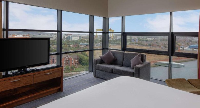 STUDIO KING SIZE BED Room