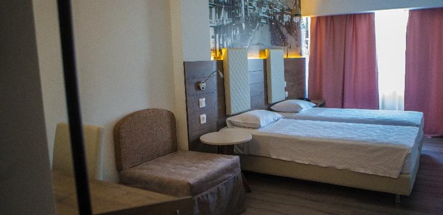 TRIPLE STANDARD Room