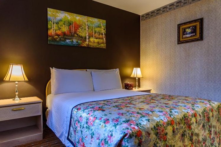 DOUBLE QUEEN SIZE BED Room