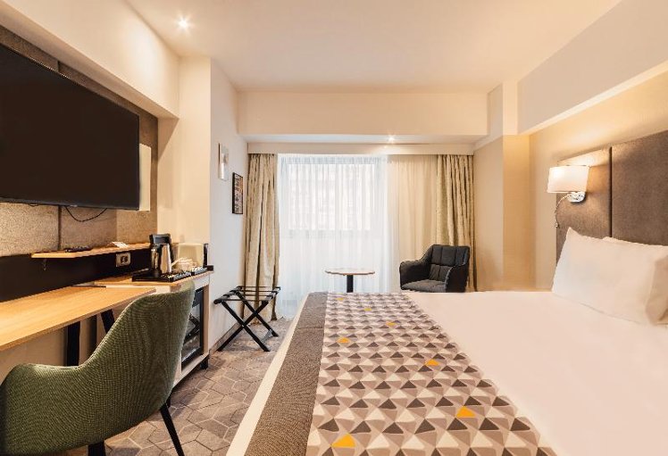DOUBLE QUEEN SIZE BED Room